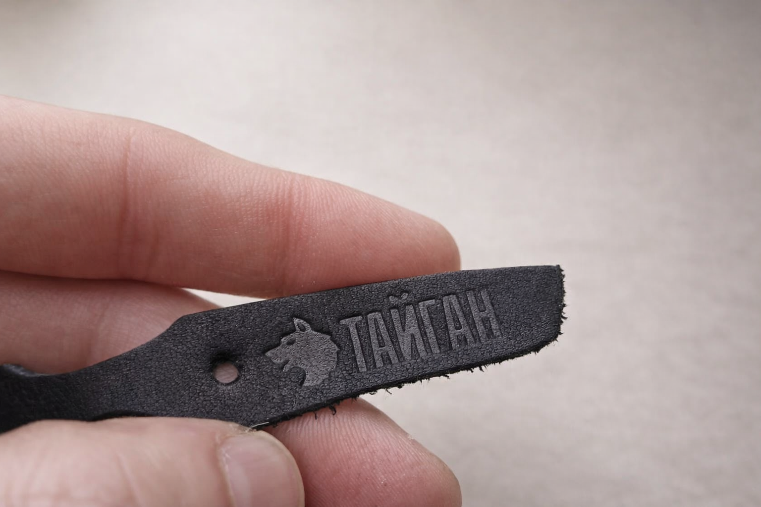 Макро тиснения на кожаном пуллере
